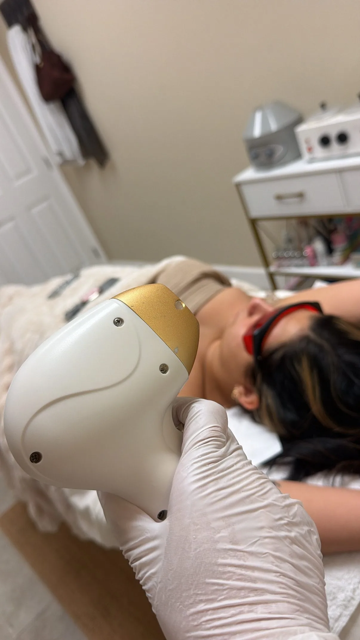 Clienta recibiendo atención personalizada en Beautiful Skin Solution