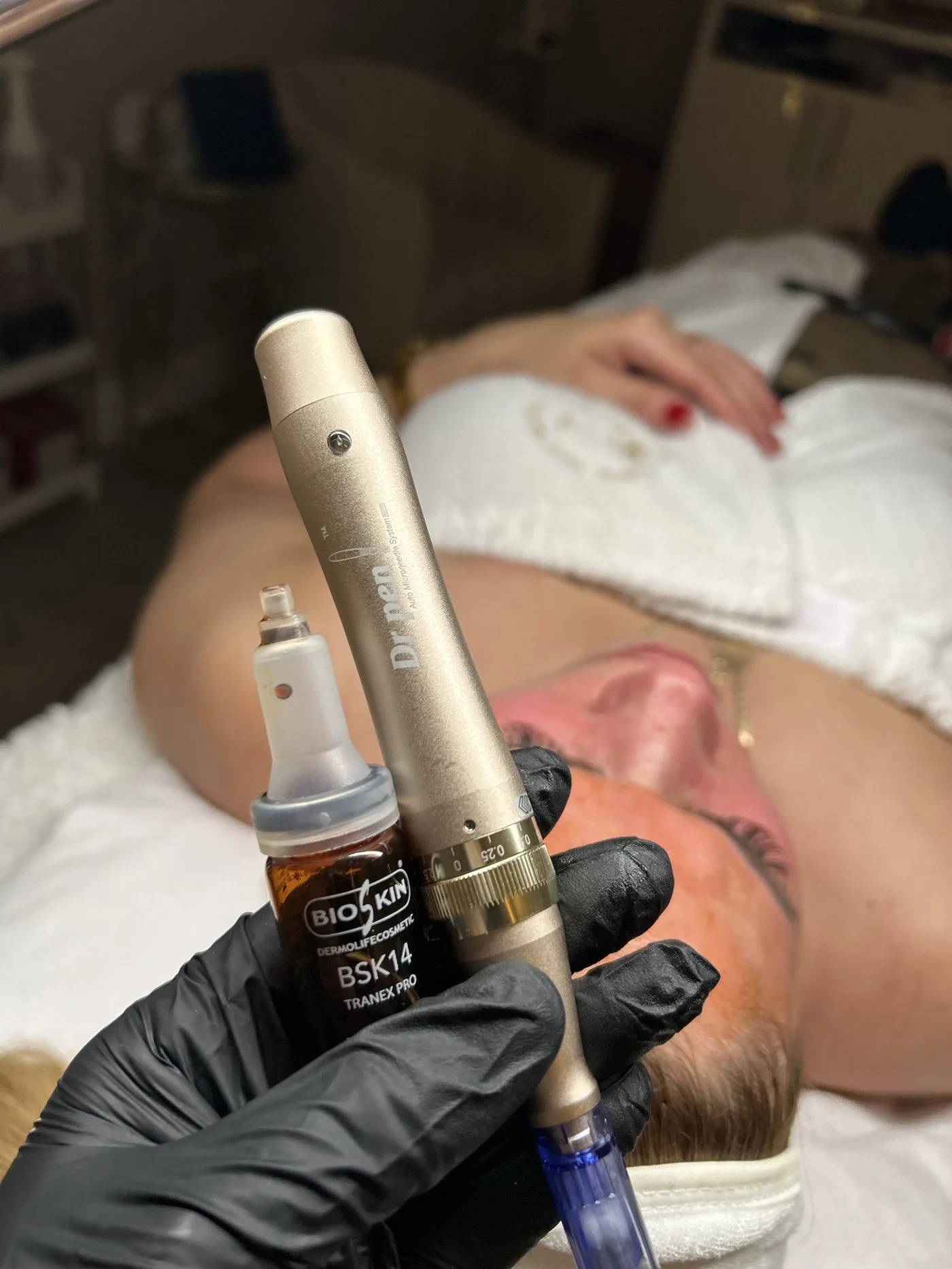 Cabina de tratamiento facial con camilla y equipo profesional